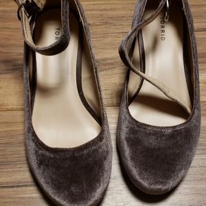 Gray block heel velvet pumps